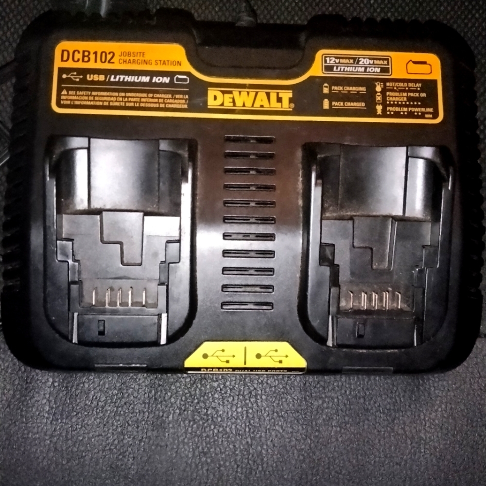 DeWalt DCB105 battery charger